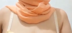 Pembantu Jilbab Orange Kocok Kontol Tuan Rumah