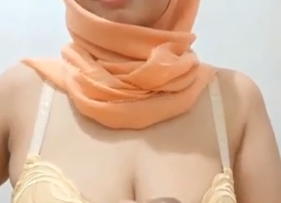 Pembantu Jilbab Orange Kocok Kontol Tuan Rumah